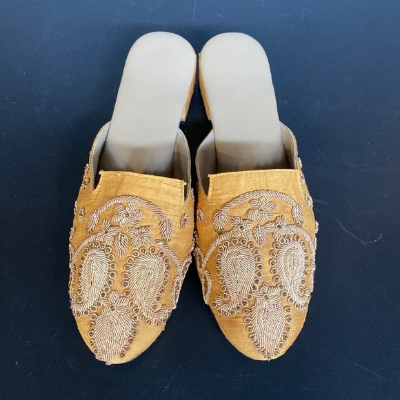Saachi Signature Mules Brocade Embroidered Slip on Gold Yellow Size 7 - Picture 11 of 11